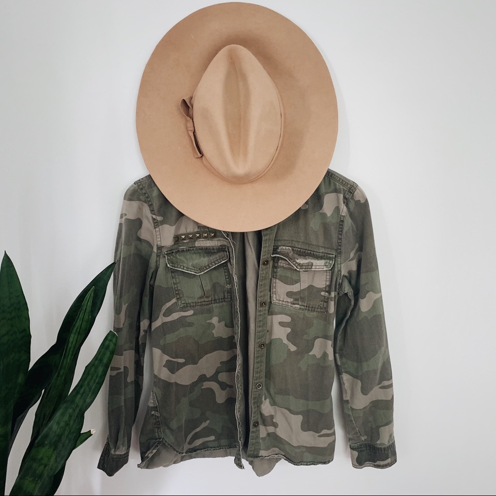 🌿Vintage Mudd Y2K style Camo Long-Sleeved Button Down size Small